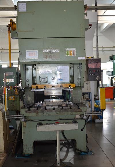 6、80T順?biāo)蜎_壓機(jī).JPG